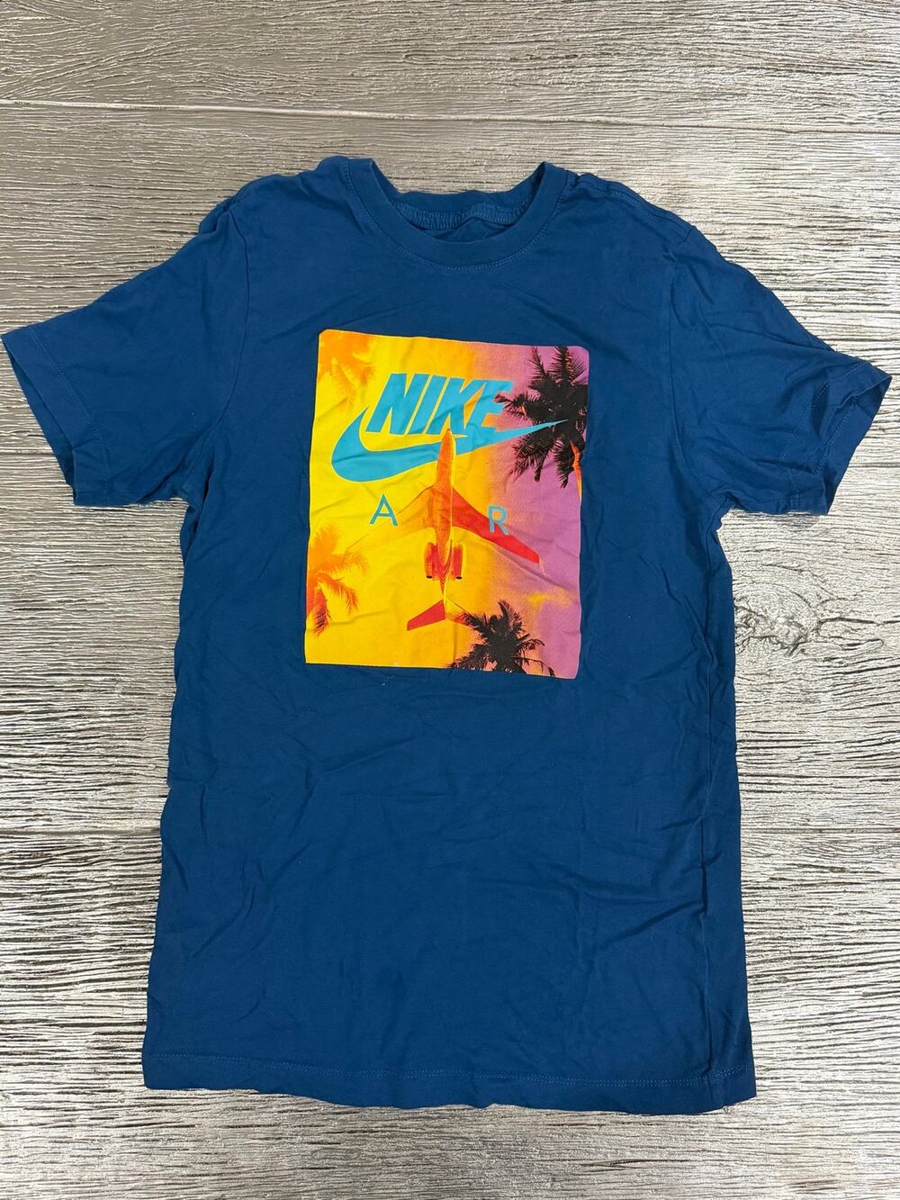 Nike men’s size S The Nike Tee Graphic shirt